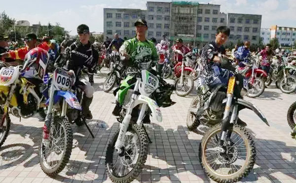 新疆福?！碍h烏倫古湖”摩托車越野賽，鑫源摩托奪冠